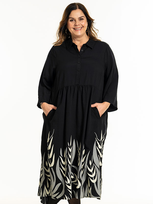 ANN-LOUISE - Plus Size Kjole fra Gozzip