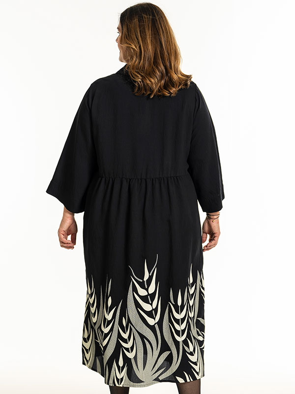 ANN-LOUISE - Plus Size Kjole fra Gozzip