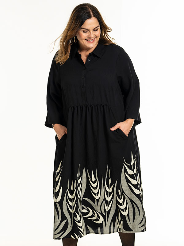 ANN-LOUISE - Plus Size Kjole fra Gozzip