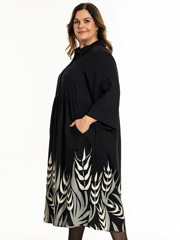 ANN-LOUISE - Plus Size Kjole fra Gozzip