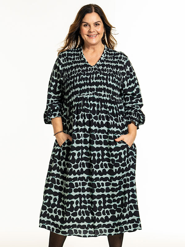 GITT - Plus Size Kjole fra Gozzip