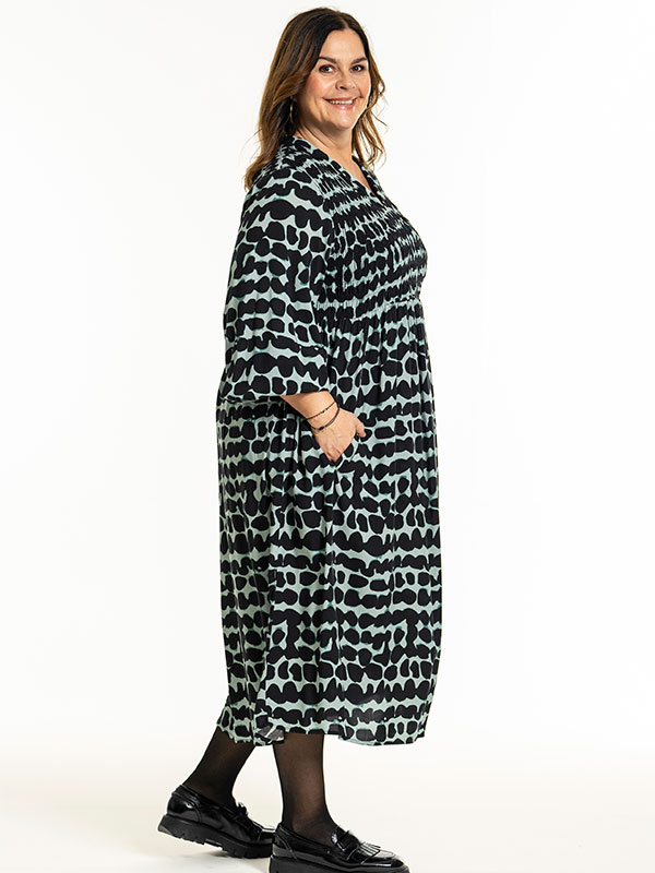 GITT - Plus Size Kjole fra Gozzip