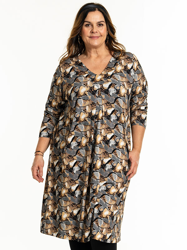 GINA - Plus Size Kjole fra Gozzip