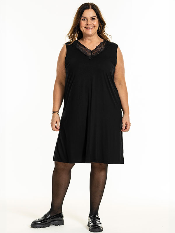 GEOGINA - Plus Size Kjole fra Gozzip