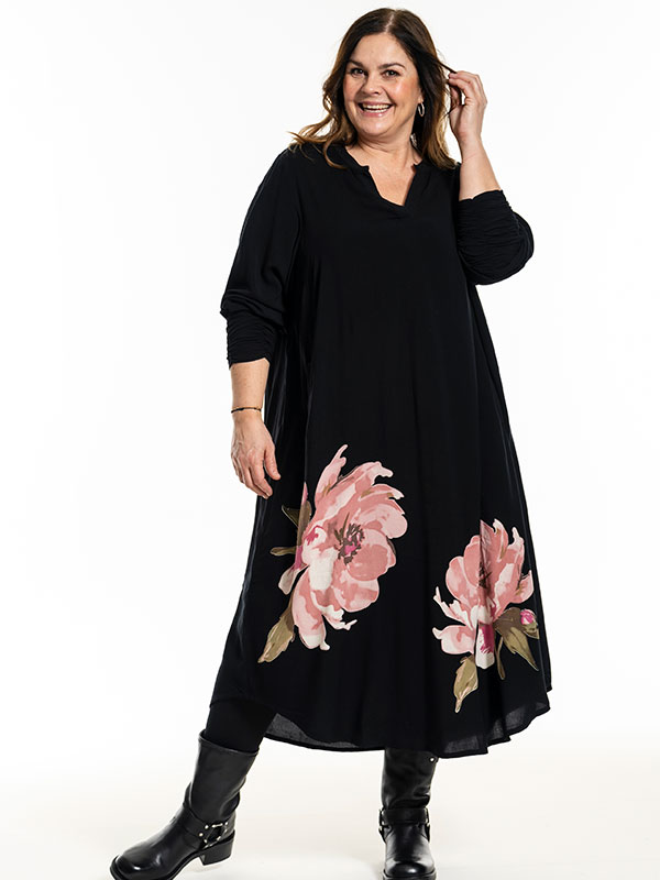 HENNY - Plus Size Kjole fra Gozzip
