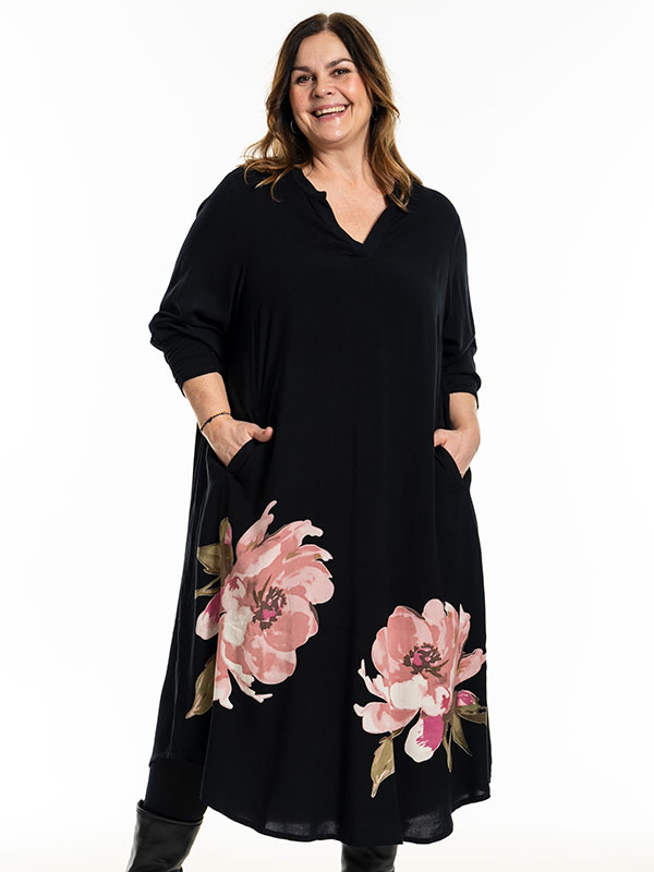 HENNY - Plus Size Kjole fra Gozzip
