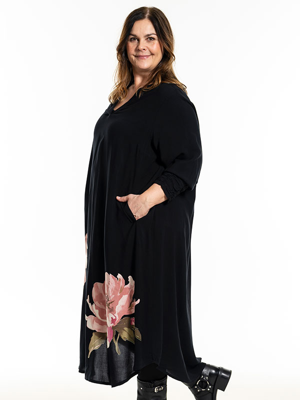 HENNY - Plus Size Kjole fra Gozzip