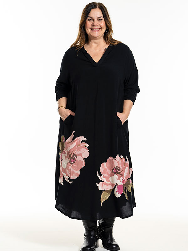 HENNY - Plus Size Kjole fra Gozzip