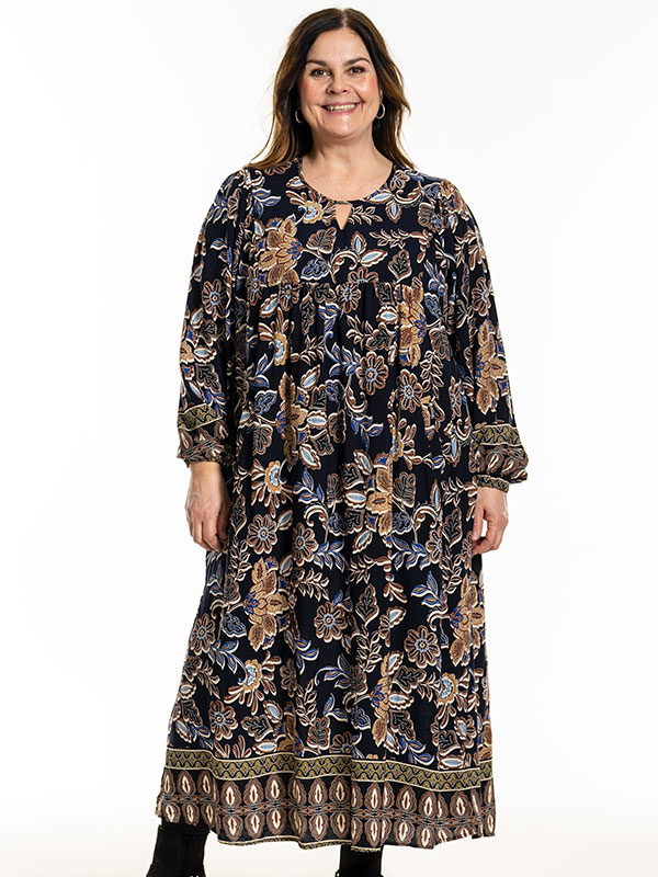 BETINE - Plus Size Kjole fra Gozzip