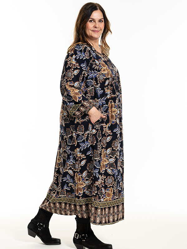 BETINE - Plus Size Kjole fra Gozzip