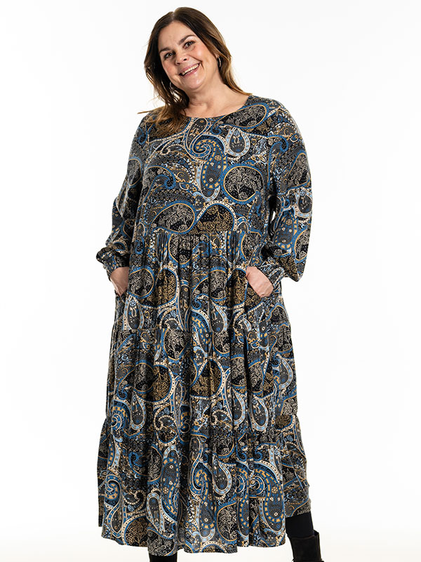 SUSSIE - Plus Size Kjole fra Gozzip