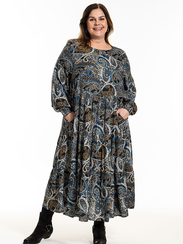 SUSSIE - Plus Size Kjole fra Gozzip
