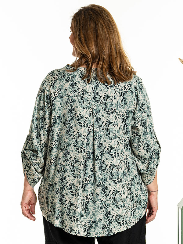 BILLIE - Plus Size Bluse fra Gozzip