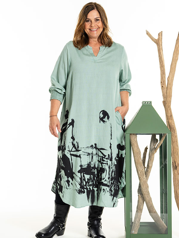 VALDIS - Plus Size Kjole fra Gozzip