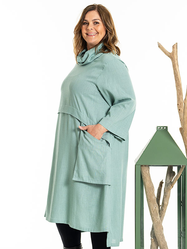 HEDDI - Plus Size Kjole fra Gozzip