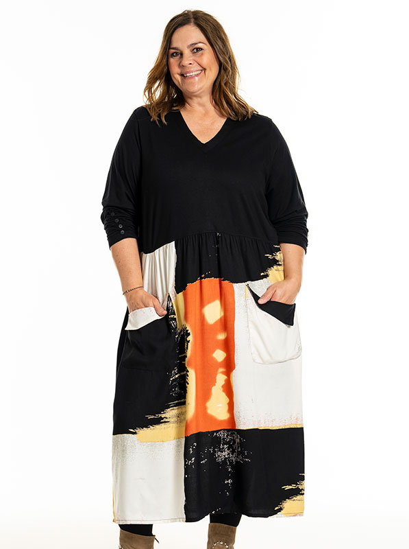 ILLONA - Plus Size Kjole fra Gozzip