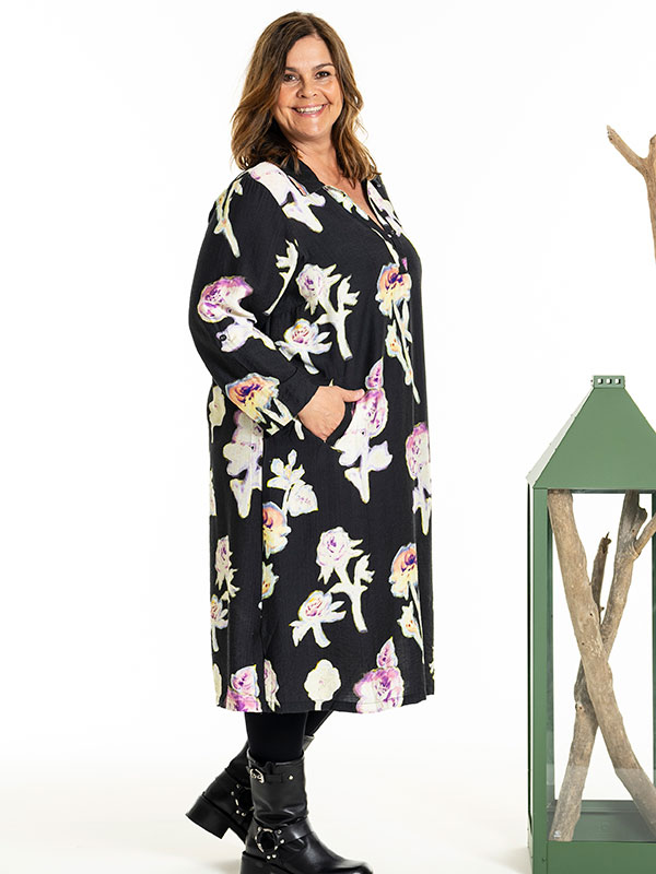 GINGSE - Plus Size Kjole fra Gozzip