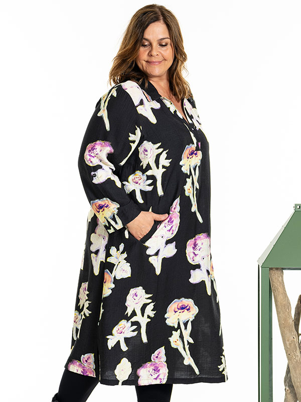 GINGSE - Plus Size Kjole fra Gozzip