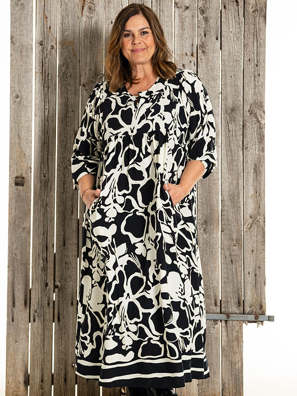 BETINE - Plus Size Kjole fra Gozzip