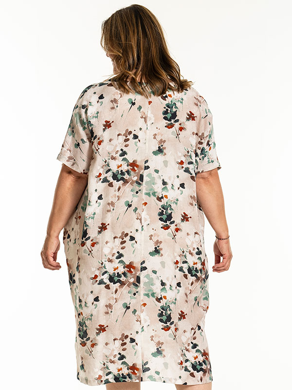 JANIKA - Plus Size Kjole fra Gozzip