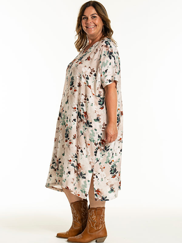 JANIKA - Plus Size Kjole fra Gozzip