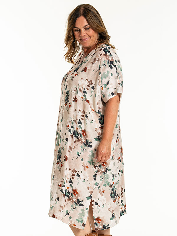 JANIKA - Plus Size Kjole fra Gozzip