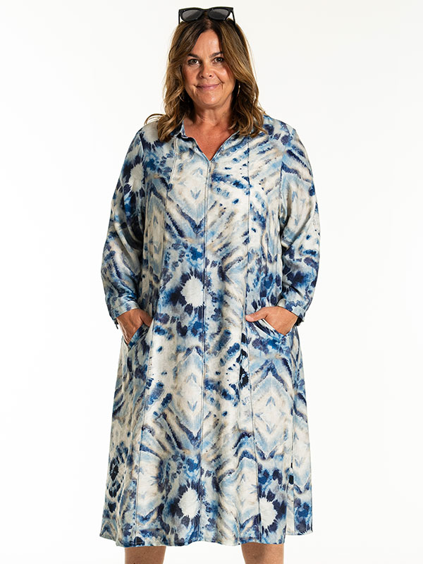 JANELLE - Plus Size Kjole fra Gozzip