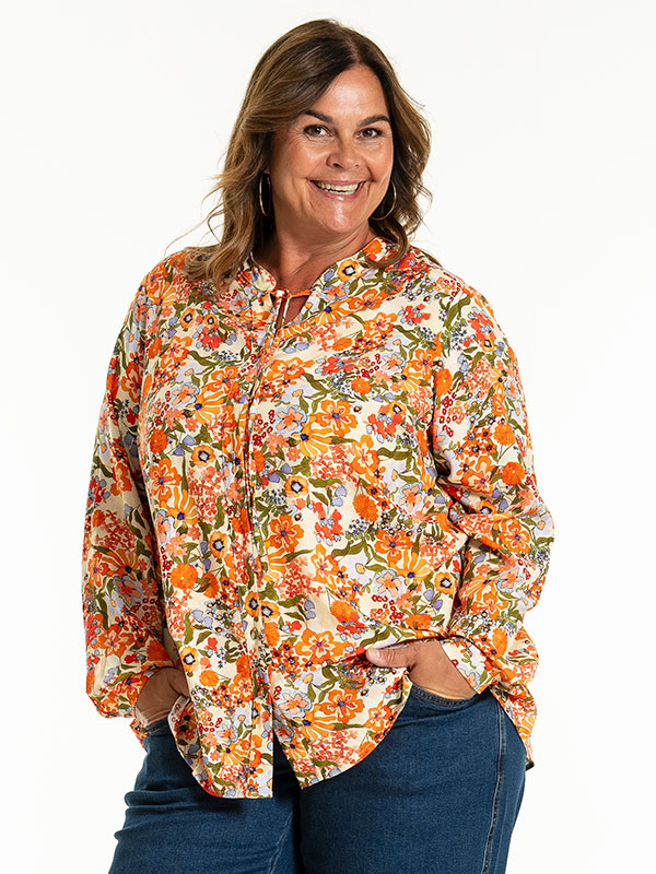 JANETT - Plus Size Bluse fra Gozzip