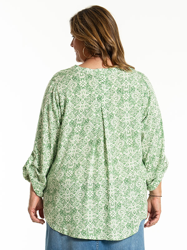 BILLIE - Plus Size Bluse fra Gozzip
