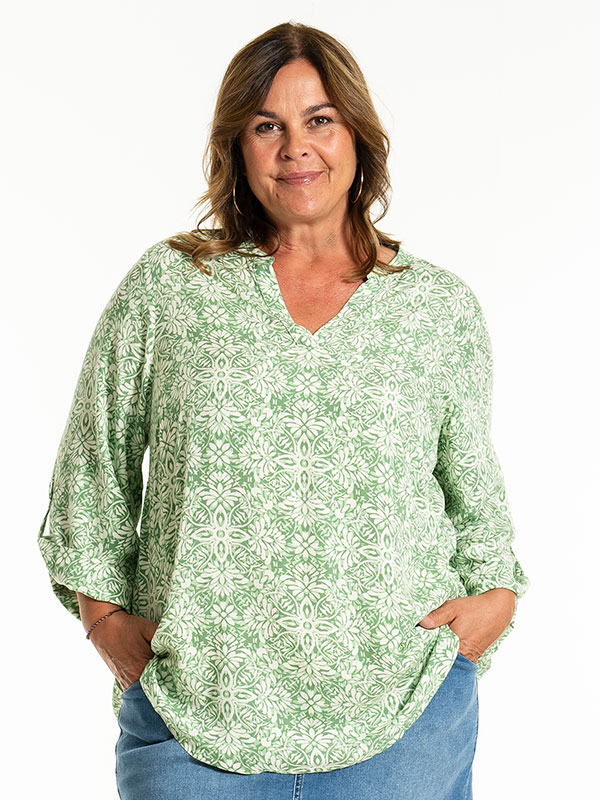 BILLIE - Plus Size Bluse fra Gozzip