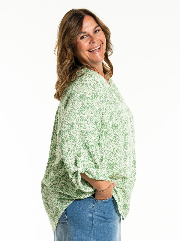 BILLIE - Plus Size Bluse fra Gozzip