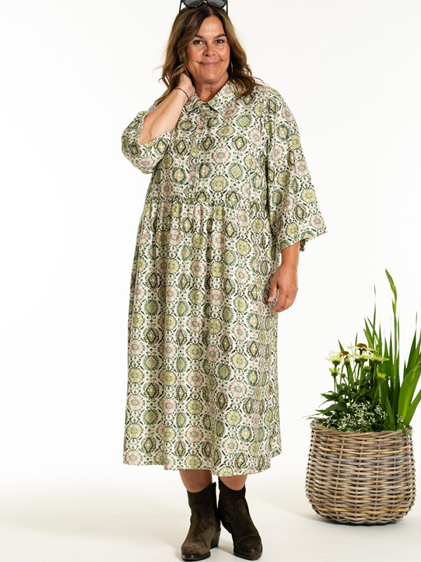 ANN-LOUISE - Plus Size Kjole fra Gozzip