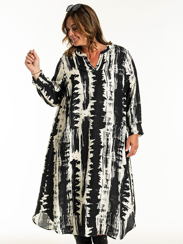VALDIS - Plus Size Kjole fra Gozzip