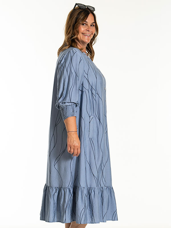 SIGRUN - Plus Size Kjole fra Gozzip