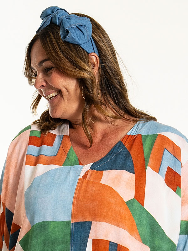 JUSTINA - Plus Size Kjole fra Gozzip