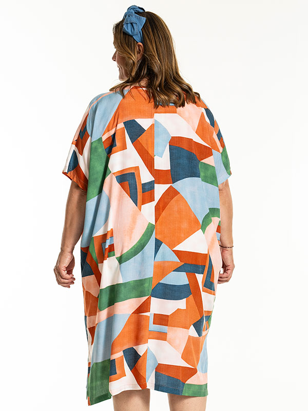 JUSTINA - Plus Size Kjole fra Gozzip