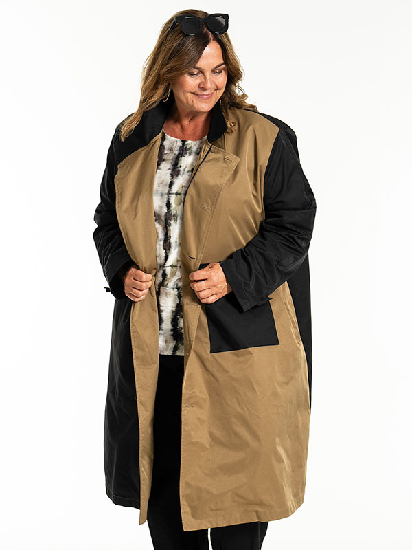 JULLA - Plus Size Frakk fra Gozzip