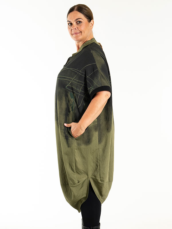 KARA - Plus Size Kjole fra Gozzip Black