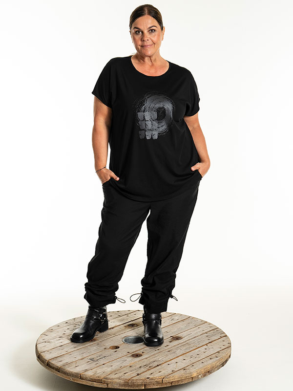 HENSIA - Plus Size T-shirt fra Gozzip Black