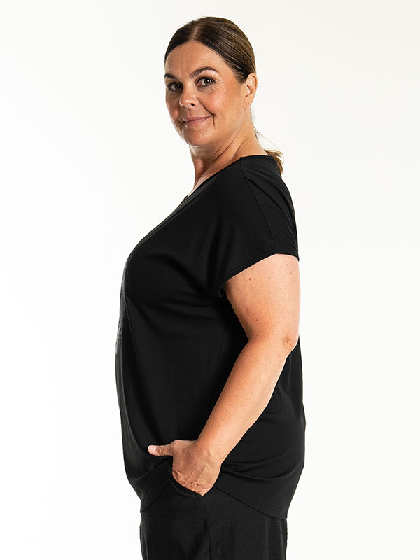 HENSIA - Plus Size T-shirt fra Gozzip Black