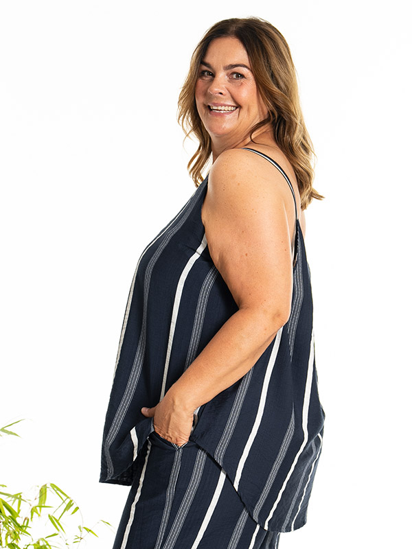 KARLA - Plus Size Topp fra Gozzip
