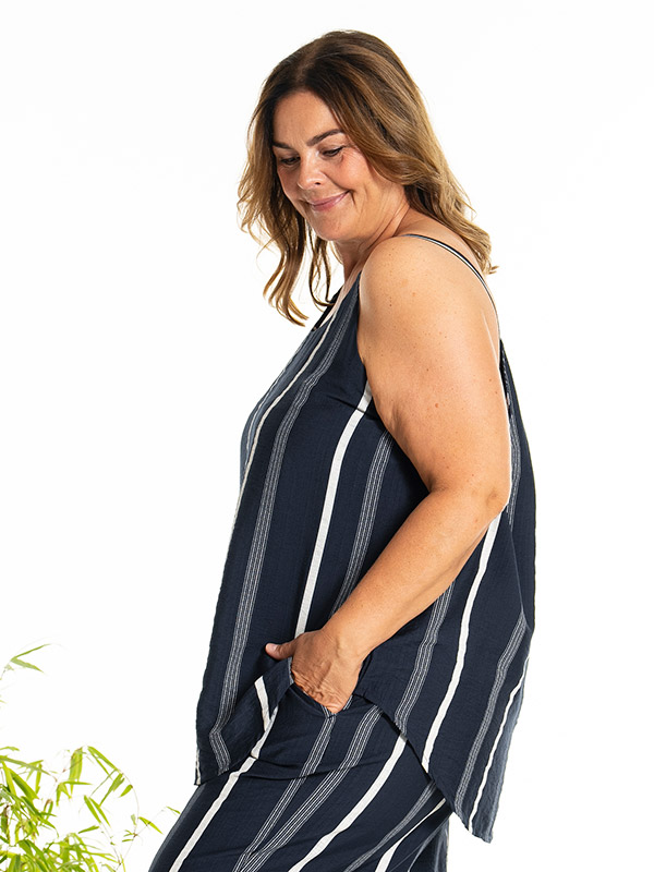 KARLA - Plus Size Topp fra Gozzip