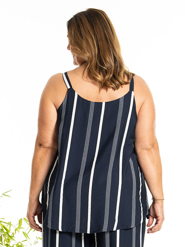 KARLA - Plus Size Topp fra Gozzip