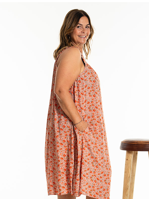 KARLINA - Plus Size Kjole fra Gozzip