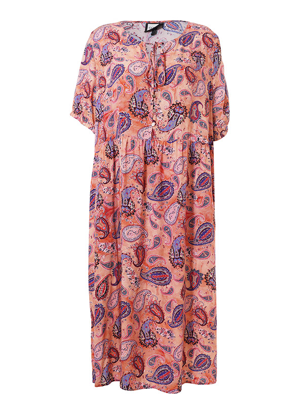 KARNELIA - Plus Size Kjole fra Gozzip