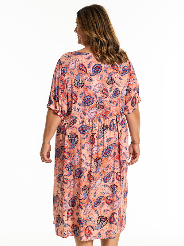 KARNELIA - Plus Size Kjole fra Gozzip