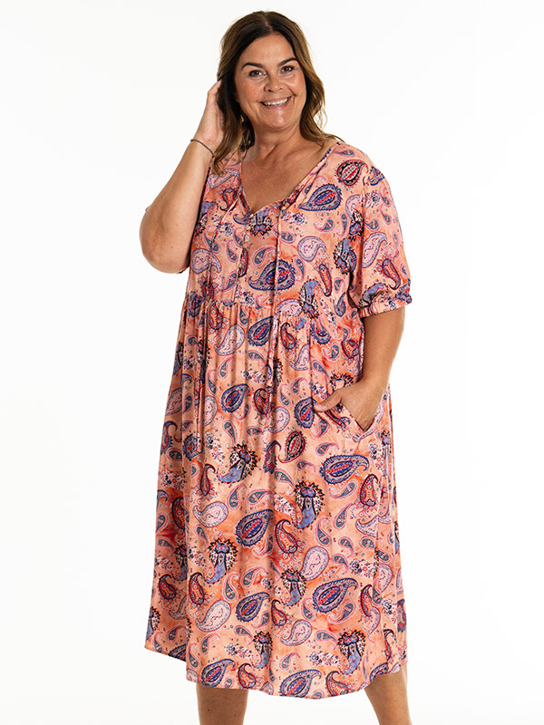 KARNELIA - Plus Size Kjole fra Gozzip