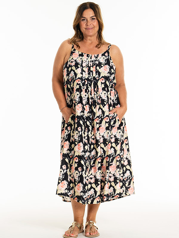 KAROLE - Plus Size Kjole fra Gozzip