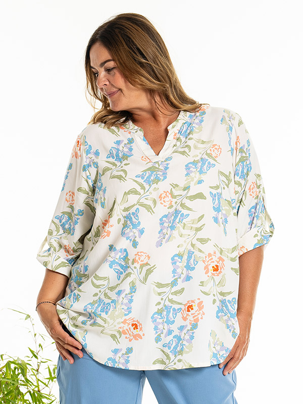 BILLIE - Plus Size Bluse fra Gozzip