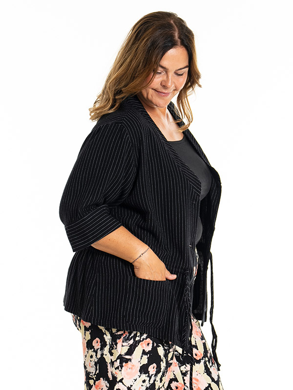 KATARINA - Plus Size Jakke fra Gozzip